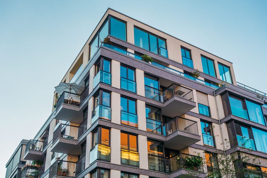 公寓建筑保险-公寓建筑与阳台和蓝天