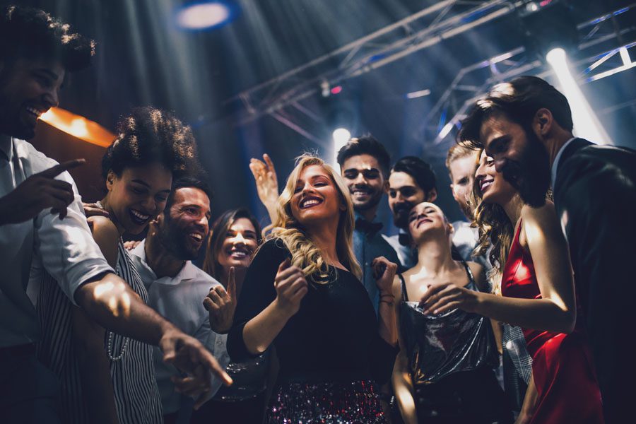 夜总会和酒吧 Insurance - Friends Dancing at a Club and Having Fun